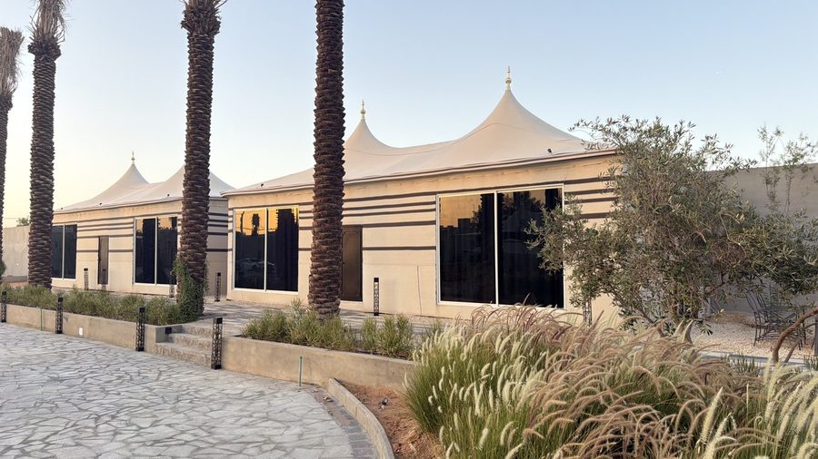 وحدات خارجية بين النخيل عند الغروب