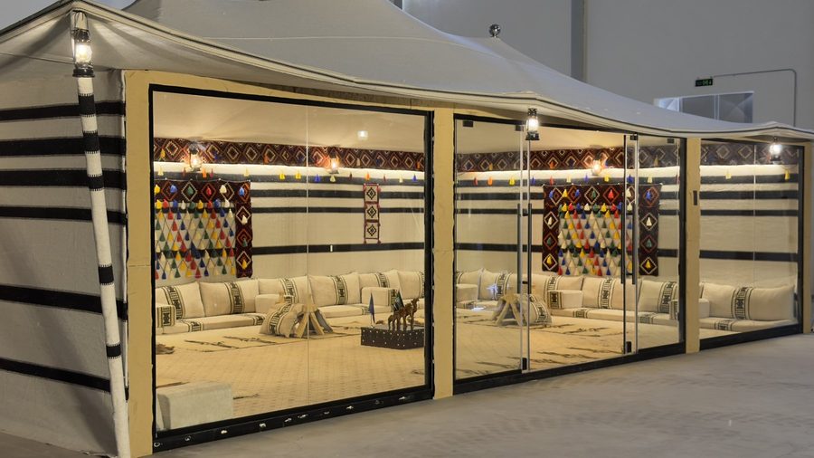 الواجهة الزجاجية بإضاءتها الليلية